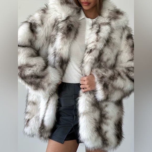 Elegant Faux Fur Coat in Gray and White - Picture 3 of 15